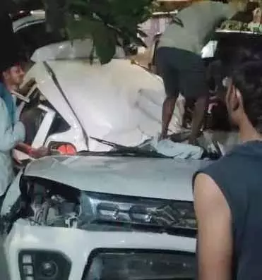 पेड़ में जा टकराई कार, ड्राइवर की मौत और तीन की हालत नाजुक पेड़ में जा टकराई कार, ड्राइवर की मौत और तीन की हालत नाजुक