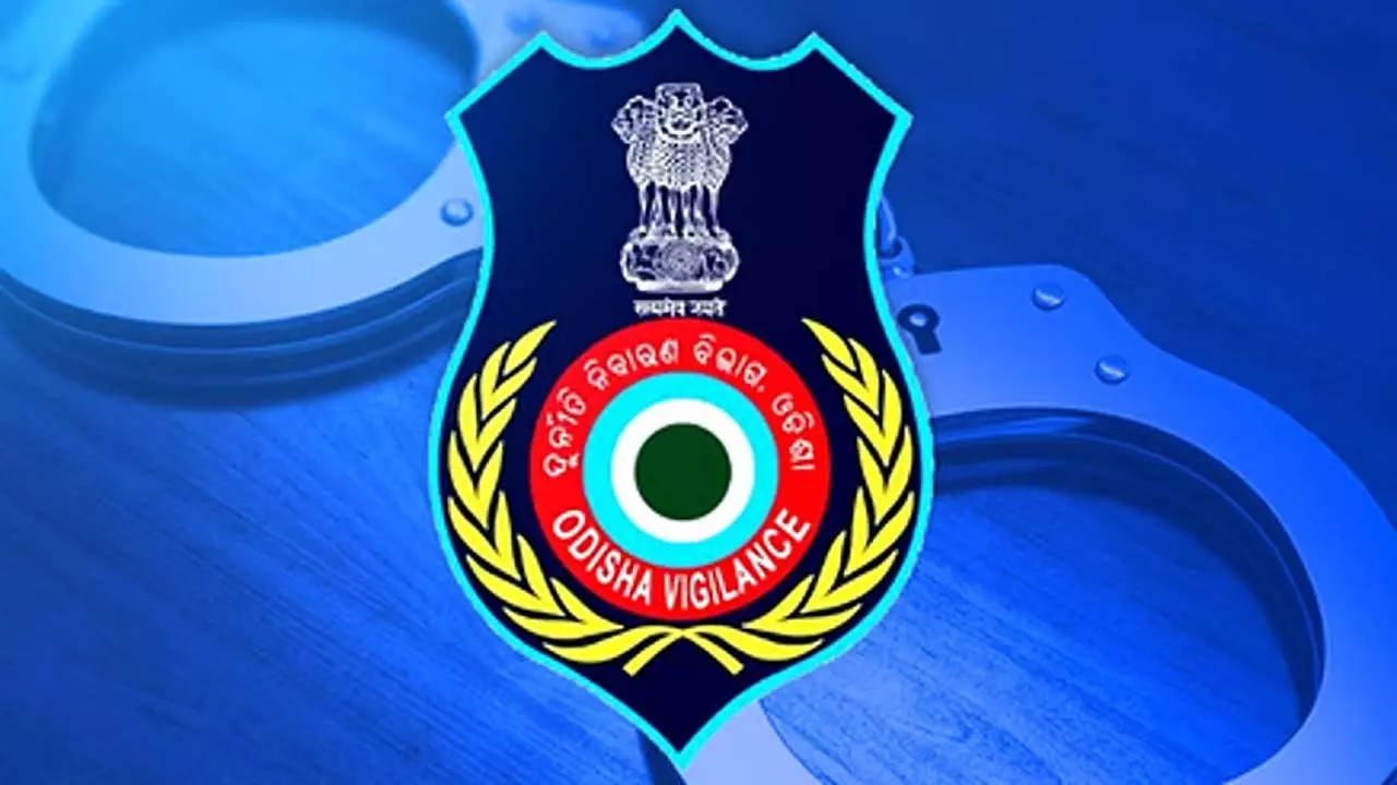 रिश्वतखोरी के आरोप में गिरफ्तारी के बाद, ओडिशा वित्त सेवा अधिकारी सतर्कता विभाग के शिकंजे में रिश्वतखोरी के आरोप में गिरफ्तारी के बाद, ओडिशा वित्त सेवा अधिकारी सतर्कता विभाग के शिकंजे में