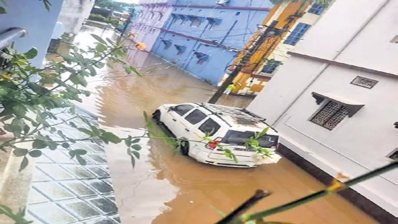 मूसलाधार बारिश ने कोरापुट को डुबोया, 100 गाँवों का संपर्क कटा मूसलाधार बारिश ने कोरापुट को डुबोया, 100 गाँवों का संपर्क कटा