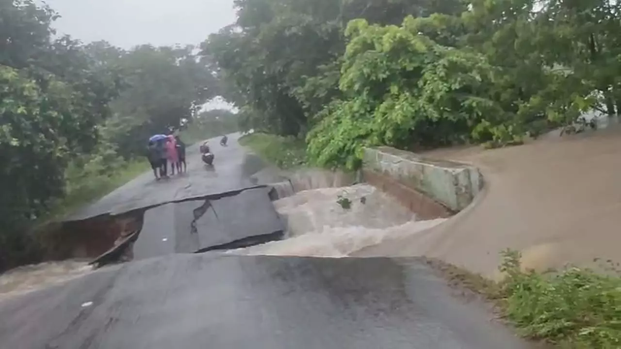 Telangana में भारी बारिश से तीन लोगों की मौत, 12 फंसे Telangana में भारी बारिश से तीन लोगों की मौत, 12 फंसे