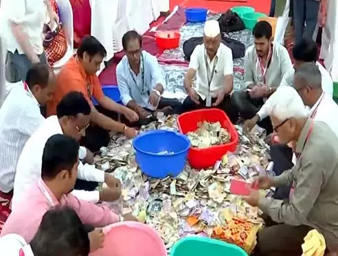 लालबागचा राजा सार्वजनिक गणेशोत्सव मंडल ने गणेश चतुर्थी उत्सव के पहले दिन प्राप्त दान की गिनती शुरू की लालबागचा राजा सार्वजनिक गणेशोत्सव मंडल ने गणेश चतुर्थी उत्सव के पहले दिन प्राप्त दान की गिनती शुरू की