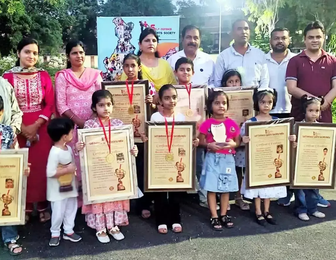 Hisar: नन्हे सितारे सेल्फ डिफेंस सोसायटी से सम्मानित Hisar: नन्हे सितारे सेल्फ डिफेंस सोसायटी से सम्मानित