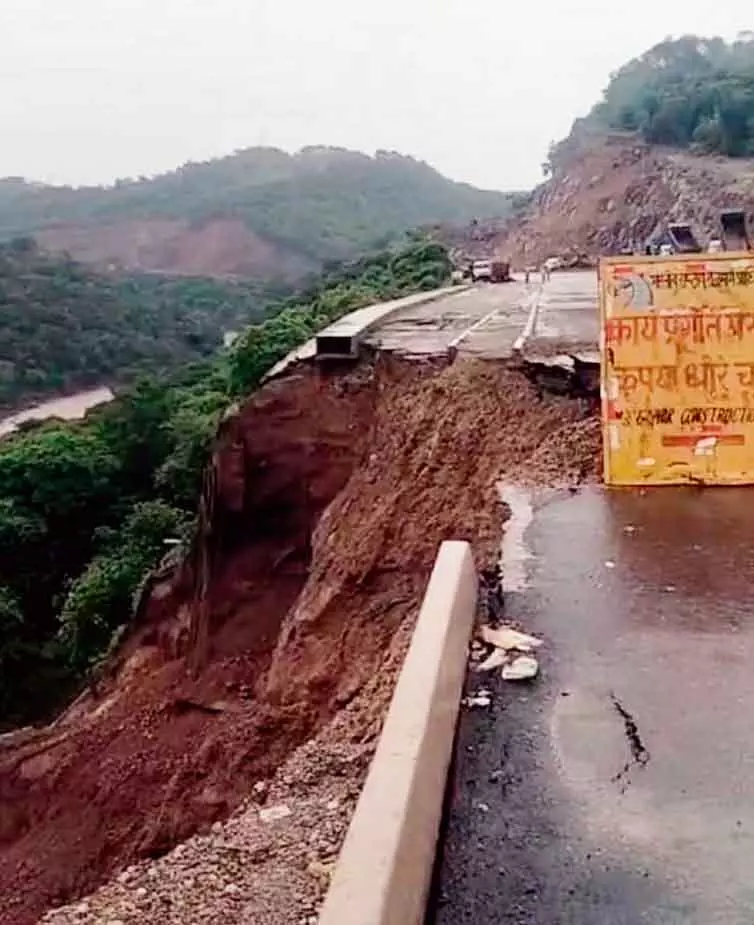Chamba में भारी बारिश के कारण भूस्खलन में चार लोगों की मौत, दो घायल Chamba में भारी बारिश के कारण भूस्खलन में चार लोगों की मौत, दो घायल