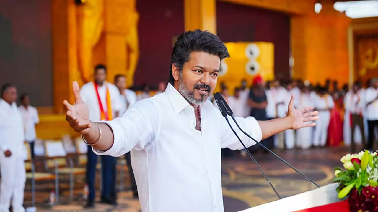 Madurai में टीवीके कार्यकर्ता के साथ दुर्व्यवहार के आरोप में विजय और उनके कर्मचारियों पर मामला दर्ज Madurai में टीवीके कार्यकर्ता के साथ दुर्व्यवहार के आरोप में विजय और उनके कर्मचारियों पर मामला दर्ज