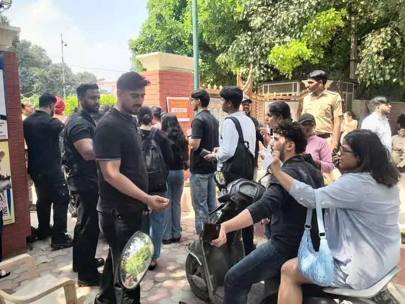 Chandigarh सेक्टर 32 के कॉलेज ने बाहरी लोगों से दूरी बनाए रखने के लिए बाउंसर रखे Chandigarh सेक्टर 32 के कॉलेज ने बाहरी लोगों से दूरी बनाए रखने के लिए बाउंसर रखे