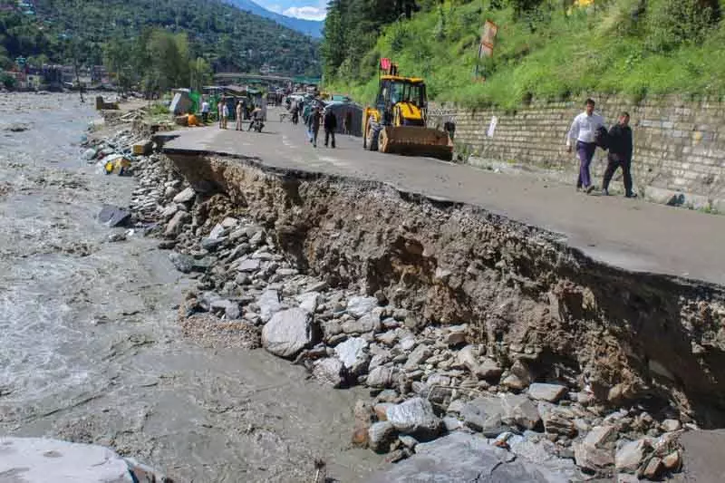 Himachal में तीन राष्ट्रीय राजमार्गों समेत 690 सड़कें अवरुद्ध Himachal में तीन राष्ट्रीय राजमार्गों समेत 690 सड़कें अवरुद्ध