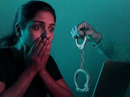 अपने सिम कार्ड का इस्तेमाल कर अश्लील वीडियो कॉल करने के आरोप में महिला गिरफ्तार अपने सिम कार्ड का इस्तेमाल कर अश्लील वीडियो कॉल करने के आरोप में महिला गिरफ्तार