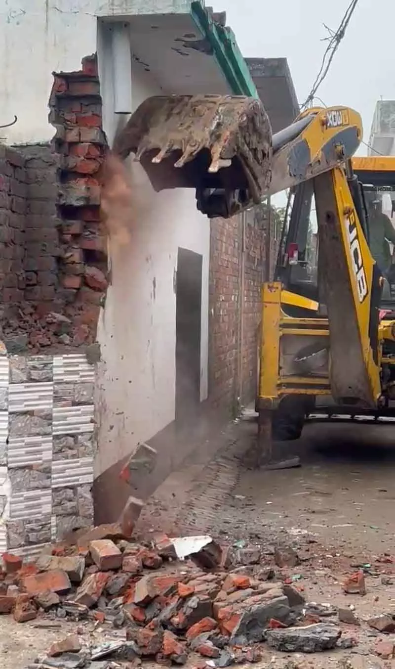 Amritsar: ड्रग तस्कर का निर्माण ध्वस्त Amritsar: ड्रग तस्कर का निर्माण ध्वस्त