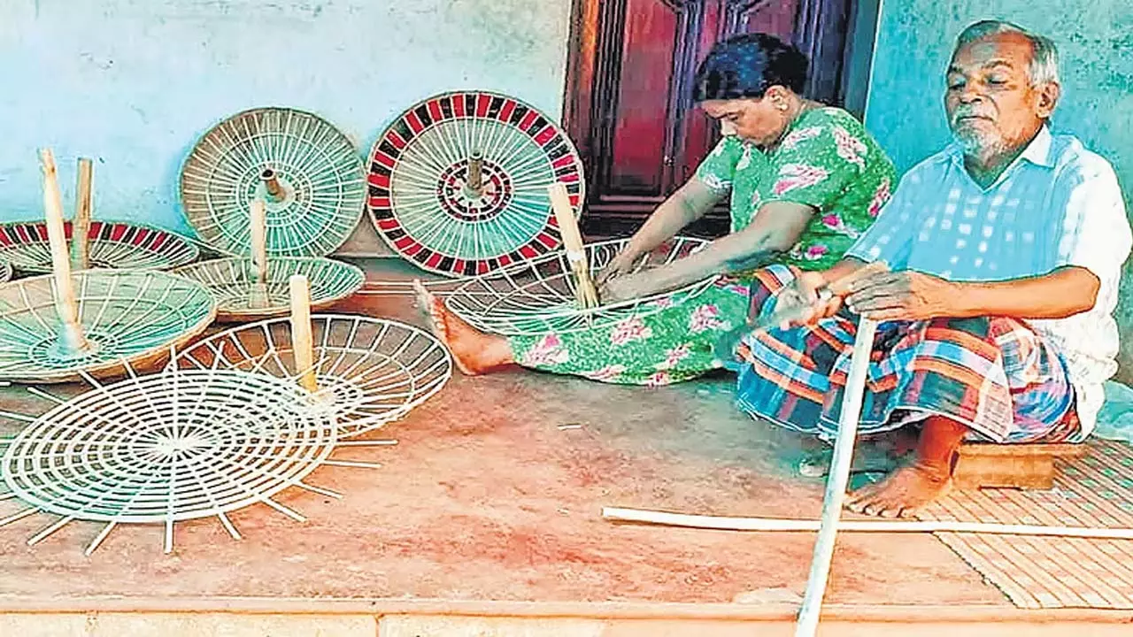 इस ओणम, कीझट्टूर के एक दंपत्ति की मावेली छतरियाँ बनाने की माँग ज़ोरों पर है। इस ओणम, कीझट्टूर के एक दंपत्ति की मावेली छतरियाँ बनाने की माँग ज़ोरों पर है।