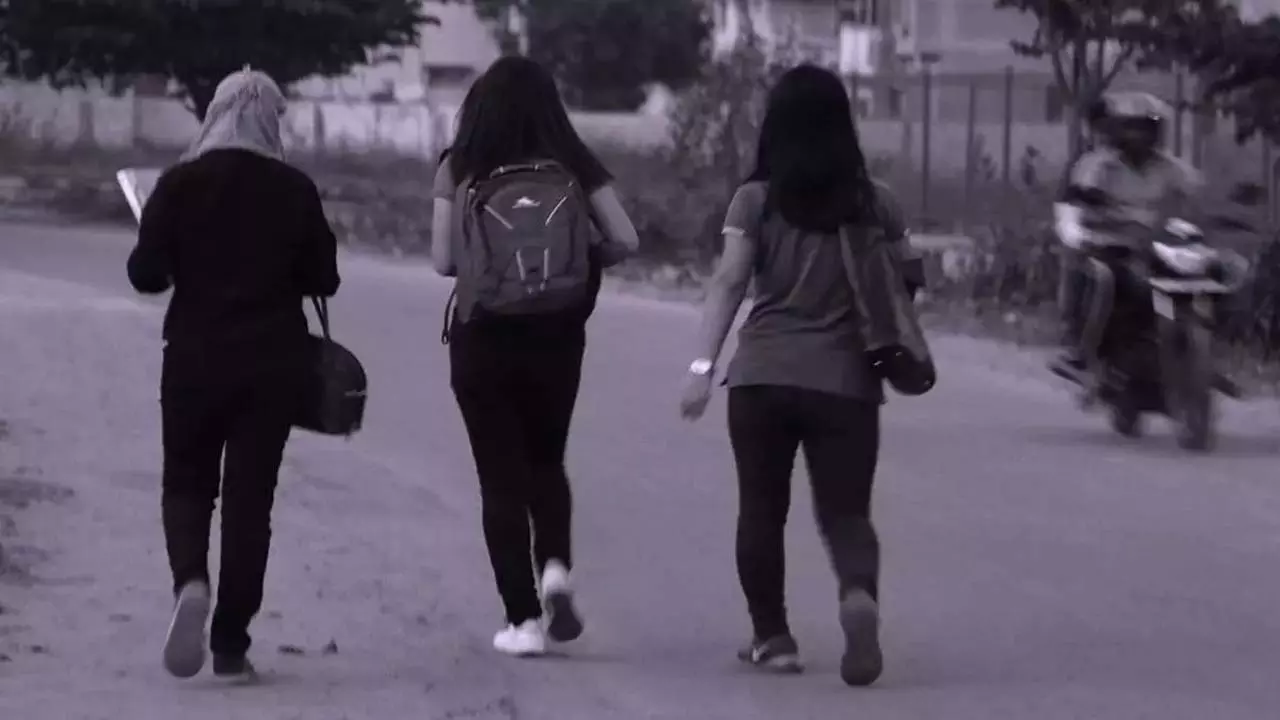 India में लगभग आधी शहरी महिलाएँ सार्वजनिक स्थानों पर महसूस करती हैं असुरक्षित India में लगभग आधी शहरी महिलाएँ सार्वजनिक स्थानों पर महसूस करती हैं असुरक्षित