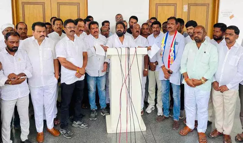 राज्य भर में बंद पड़ी दुकानों को तुरंत खोला जाए: Srinivas Goud राज्य भर में बंद पड़ी दुकानों को तुरंत खोला जाए: Srinivas Goud