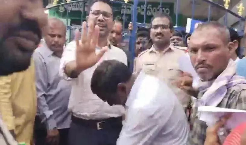 किसान ने कलेक्टर से खाद उपलब्ध कराने की गुहार लगाई किसान ने कलेक्टर से खाद उपलब्ध कराने की गुहार लगाई