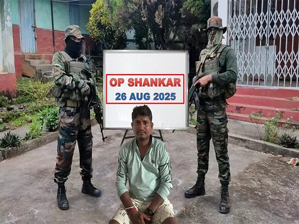 असम राइफल्स ने Manipur के टेंग्नौपाल में जबरन वसूली और हथियारों की तस्करी पर शिकंजा कसा असम राइफल्स ने Manipur के टेंग्नौपाल में जबरन वसूली और हथियारों की तस्करी पर शिकंजा कसा