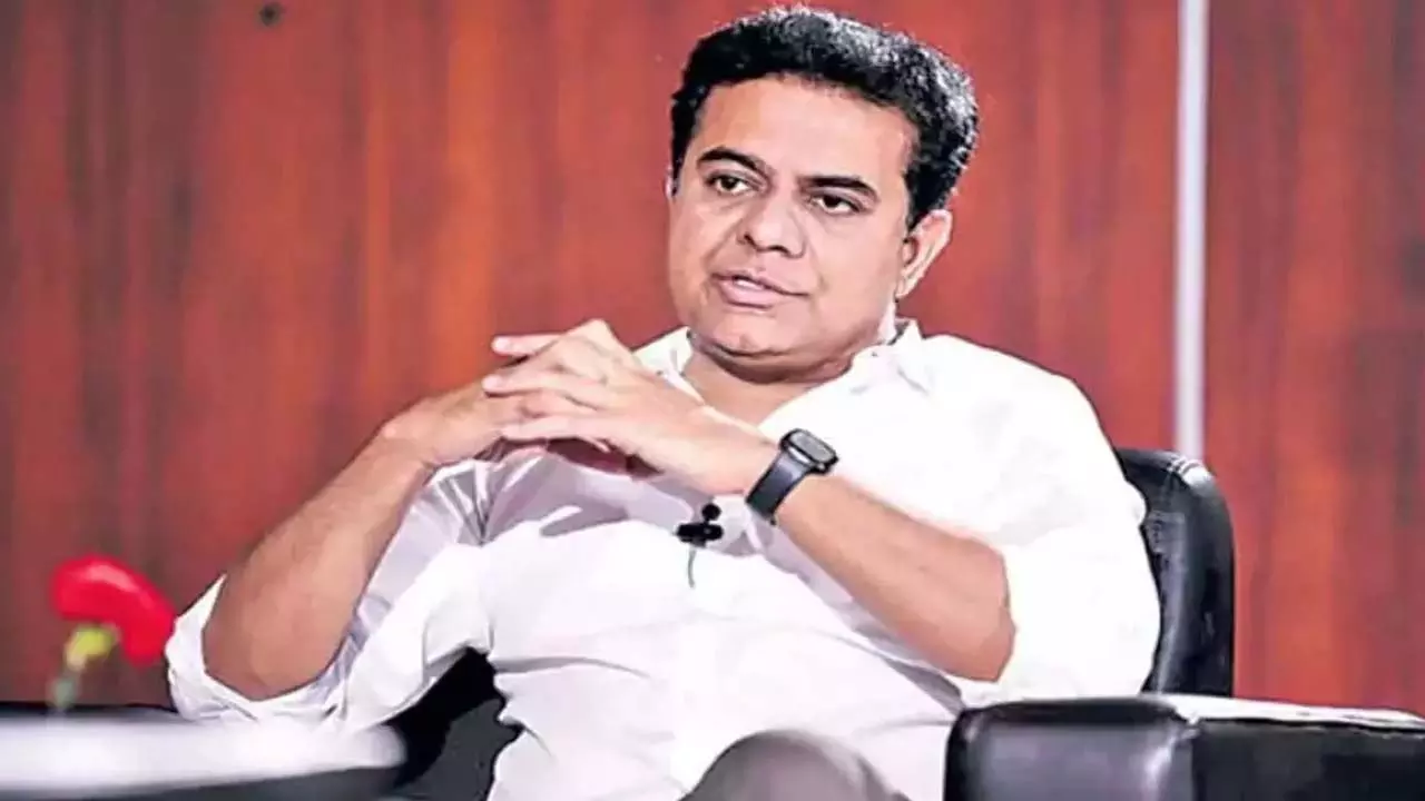 बाढ़ प्रभावित सिरसिला में केटीआर और बंदी संजय की मुलाक़ात, समर्थकों ने लगाए नारे बाढ़ प्रभावित सिरसिला में केटीआर और बंदी संजय की मुलाक़ात, समर्थकों ने लगाए नारे