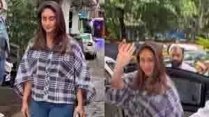 कैज़ुअल लुक में चमकीं Kareena Kapoor, फैंस को किया ग्रीट कैज़ुअल लुक में चमकीं Kareena Kapoor, फैंस को किया ग्रीट