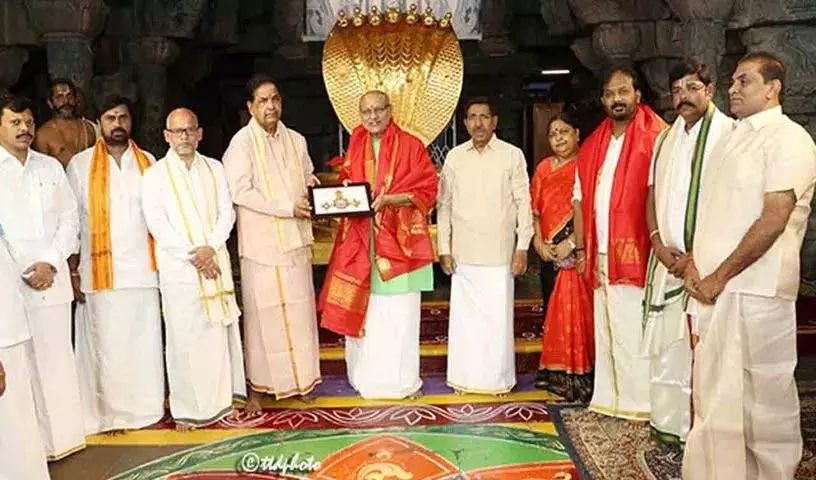 Maharashtra के राज्यपाल ने भगवान वेंकटेश्वर मंदिर में आशीर्वाद लिया Maharashtra के राज्यपाल ने भगवान वेंकटेश्वर मंदिर में आशीर्वाद लिया