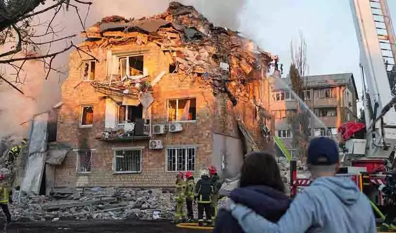 Kyiv: बड़े पैमाने पर रूसी ड्रोन और मिसाइल हमले में 8 की मौत Kyiv: बड़े पैमाने पर रूसी ड्रोन और मिसाइल हमले में 8 की मौत