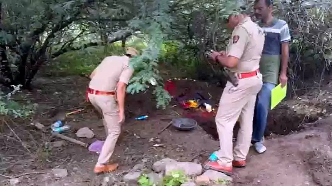 Parbhani: खजाने की तलाश में काला जादू, 8 आरोपी गिरफ्तार Parbhani: खजाने की तलाश में काला जादू, 8 आरोपी गिरफ्तार