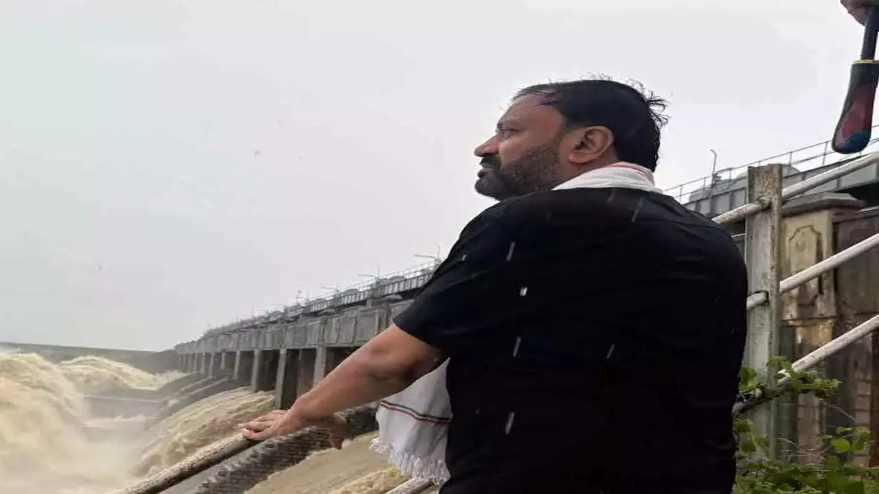 बाढ़ के बीच निज़ाम सागर के गेट खोले गए, जुक्कल विधायक थोटा लक्ष्मीकांत राव स्थिति पर रख रहे हैं नज़र बाढ़ के बीच निज़ाम सागर के गेट खोले गए, जुक्कल विधायक थोटा लक्ष्मीकांत राव स्थिति पर रख रहे हैं नज़र