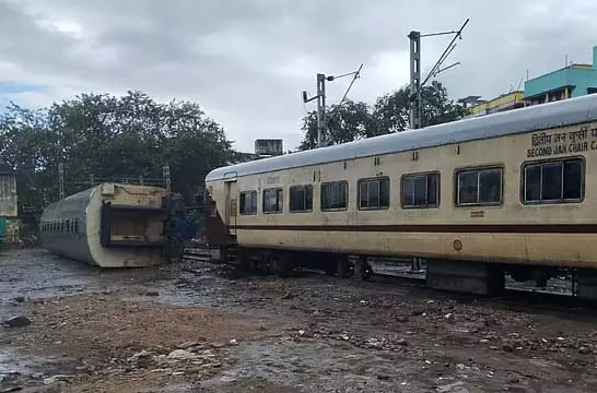 रेलवे लाइन पर पलटी ट्रेन, दहशत फैलने पर असली वजह का पता चला रेलवे लाइन पर पलटी ट्रेन, दहशत फैलने पर असली वजह का पता चला