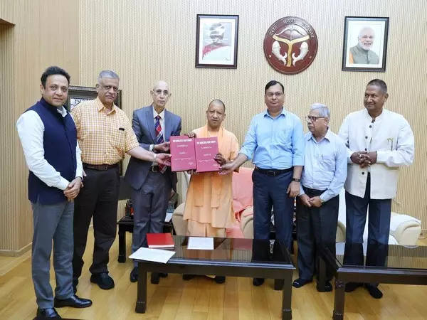 संभल हिंसा पर तीन सदस्यीय पैनल ने यूपी के सीएम योगी आदित्यनाथ को सौंपी 450 पेज की जांच रिपोर्ट संभल हिंसा पर तीन सदस्यीय पैनल ने यूपी के सीएम योगी आदित्यनाथ को सौंपी 450 पेज की जांच रिपोर्ट