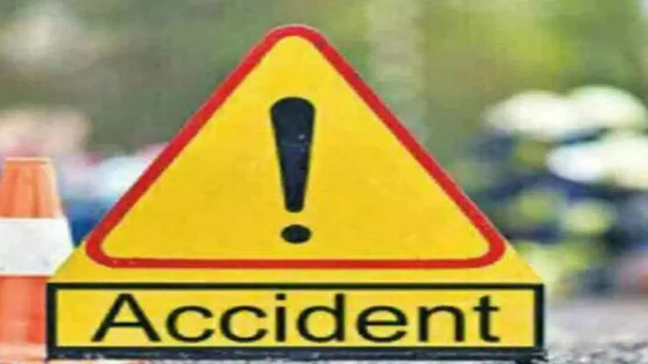 खम्माम में RTC बस का हादसा: खड़ा कंटेनर ट्रक से टकराने से कई यात्री घायल खम्माम में RTC बस का हादसा: खड़ा कंटेनर ट्रक से टकराने से कई यात्री घायल