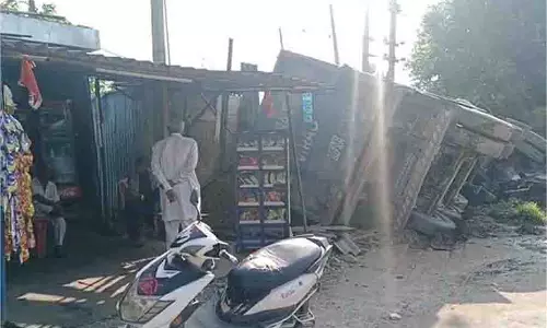Punjab : जोरदार धमाके के साथ बेकरी पर पलटा बेकाबू ट्रक, लाखों का नुक्सान