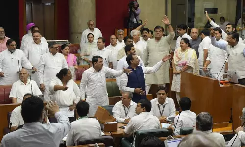 CM सैनी के दोहे पर सदन में हंगामा, कांग्रेस ने वापस लेने की मांग की CM सैनी के दोहे पर सदन में हंगामा, कांग्रेस ने वापस लेने की मांग की