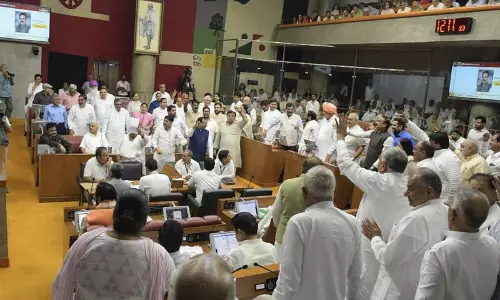 Haryana  विधानसभा में सीएम सैनी के शैतान दोहे से विवाद कांग्रेस विधायकों ने सदन के वेल में हंगामा किया