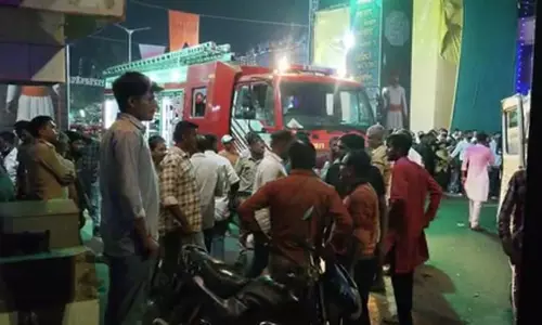 मकान की छत गिरी, मलबे में दबे 5 लोग मकान की छत गिरी, मलबे में दबे 5 लोग