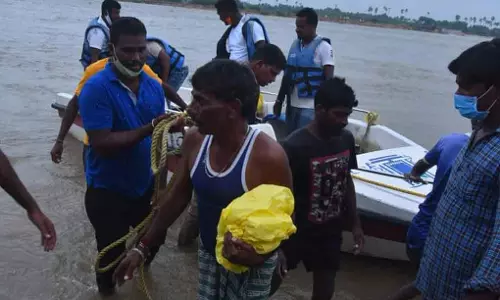 Sircilla में बाढ़ के कारण मनैरवागु में चरवाहा फंसा
