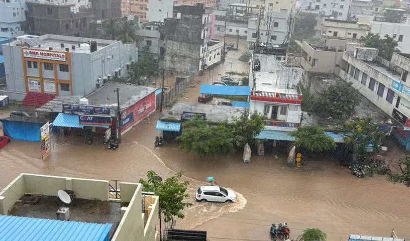Telangana : मेडक में रिकॉर्ड बारिश तैयारियों में कमी के लिए अधिकारियों और विधायक पर निशाना