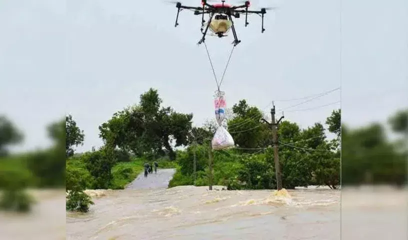 Telangana : अधिकारियों ने सिरसिला में फंसे किसानों को भोजन उपलब्ध कराने के लिए ड्रोन का इस्तेमाल किया
