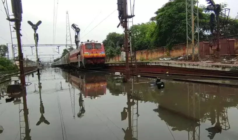 SCR ने हैदराबाद डिवीजन में कई ट्रेनें रद्द कीं, मार्ग परिवर्तित किया SCR ने हैदराबाद डिवीजन में कई ट्रेनें रद्द कीं, मार्ग परिवर्तित किया