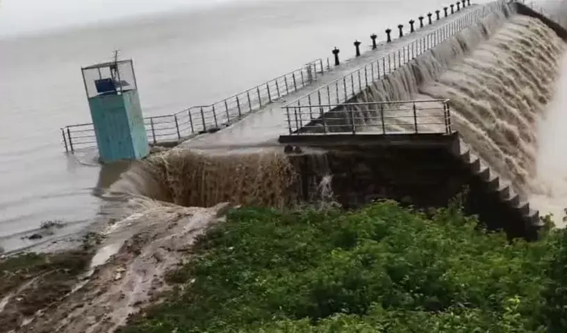 Telangana : भारी जलप्रवाह के बाद पोचारम जलाशय का बांध कटाव करने लगा है Telangana : भारी जलप्रवाह के बाद पोचारम जलाशय का बांध कटाव करने लगा है