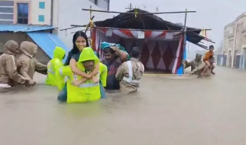 कामारेड्डी और मेडक के बाढ़ग्रस्त इलाकों से 350 छात्रों समेत 504 लोगों को बचाया गया