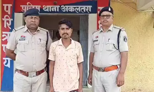 गला काटने की धमकी देकर मंगलसूत्र लूट रहा था युवक, पकड़ा गया रंगे हाथ