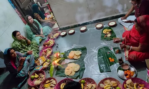 बिहार का मैथिल समुदाय इंदौर में भक्तिभाव से चौरचन मनाता है