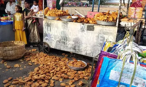 तलवारधारी बदमाशों ने ओडिशा के पुरी शहर में आतंक फैलाया, मिठाई की दुकान में तोड़फोड़ की तलवारधारी बदमाशों ने ओडिशा के पुरी शहर में आतंक फैलाया, मिठाई की दुकान में तोड़फोड़ की