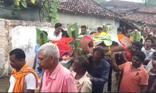 भजन-कीर्तन के साथ ग्राम पटेल का अंतिम संस्कार किया गया भजन-कीर्तन के साथ ग्राम पटेल का अंतिम संस्कार किया गया