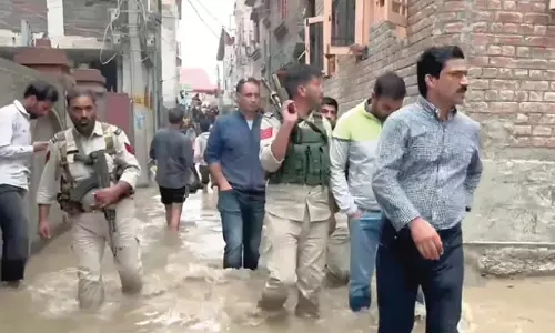 अहसान परदेसी ने श्रीनगर में बाढ़ प्रभावित इलाकों का दौरा किया