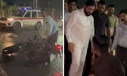 Deputy CM ने ठाणे में दुर्घटना में शामिल बाइक सवार को देखकर काफिला रोका, घायल व्यक्ति की मदद की Deputy CM ने ठाणे में दुर्घटना में शामिल बाइक सवार को देखकर काफिला रोका, घायल व्यक्ति की मदद की