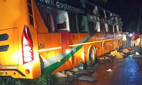 निजी बस पलटने से दो यात्रियों की मौत; 11 घायल