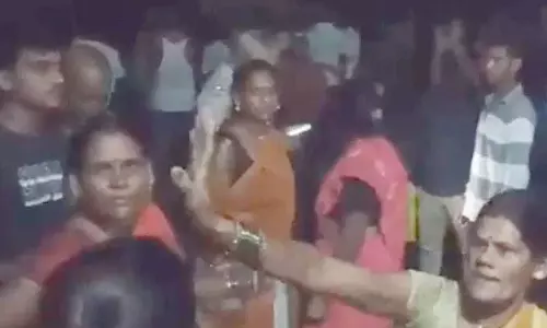 प्रेम विवाह को लेकर हिंसक टकराव, गांव में फोर्स तैनात प्रेम विवाह को लेकर हिंसक टकराव, गांव में फोर्स तैनात