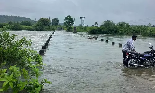 लगातार बारिश: तजालापुरा, गारकापल्ली पुल जलमग्न लगातार बारिश: तजालापुरा, गारकापल्ली पुल जलमग्न