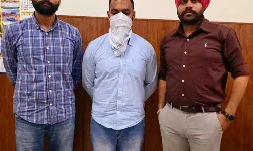 Punjab: सतर्कता ब्यूरो ने सहायक जेल अधीक्षक को 10,000 रुपये की रिश्वत लेते गिरफ्तार किया Punjab: सतर्कता ब्यूरो ने सहायक जेल अधीक्षक को 10,000 रुपये की रिश्वत लेते गिरफ्तार किया