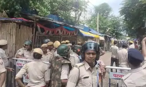 छात्रा की मौत पर हंगामा, विरोध प्रदर्शन के बीच पुलिस पर पत्थर बरसे छात्रा की मौत पर हंगामा, विरोध प्रदर्शन के बीच पुलिस पर पत्थर बरसे