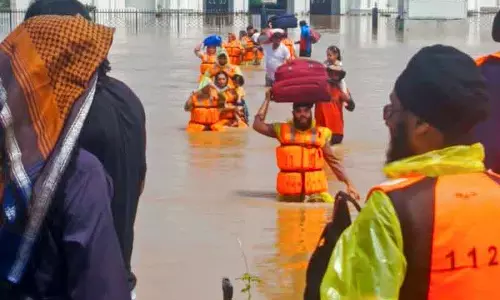 Punjab में बाढ़ की स्थिति बिगड़ी, रावी नदी ने सीमावर्ती जिलों को जलमग्न कर दिया Punjab में बाढ़ की स्थिति बिगड़ी, रावी नदी ने सीमावर्ती जिलों को जलमग्न कर दिया
