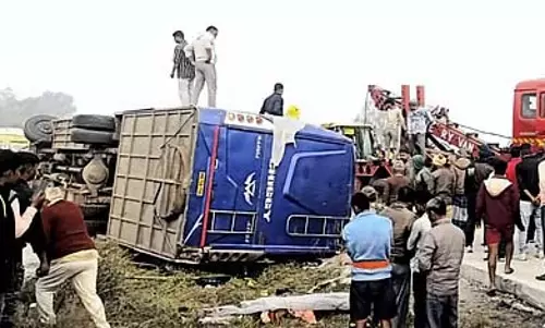 Belagavi में बस पलटने से दो लोगों की मौत, कई घायल