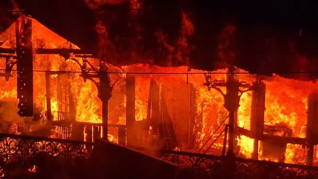 Nainital: मल्लीताल आग कांड, राहत एवं बचाव कार्य जारी Nainital: मल्लीताल आग कांड, राहत एवं बचाव कार्य जारी